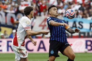 El jugador del Inter de Milán Lautaro Martinez (d) disputa un balón con Facundo Colidio (i) de River Plate. EFE/JOHN G. MABANGLO