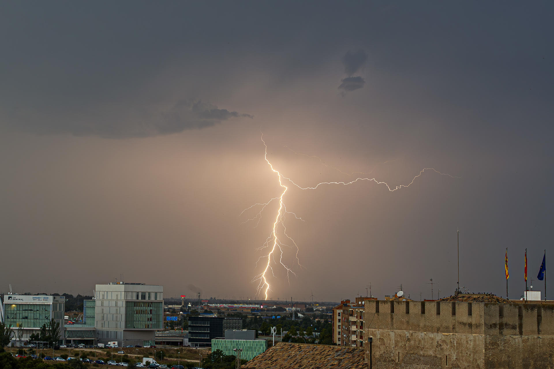 Fotografía de una tormenta este martes, en Zaragoza (España). EFE/ Javier Belver