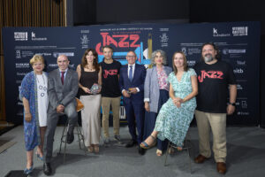 Presentación de la 48 edición del Festival de Jazz de Vitoria de la mano de la diputada de Cultura, Ana Del Val (i), del director de Kutxabank en Álava, Asier Urresti (2i), de la alcaldesa de Vitoria, Maider Etxebarria (3i), del director del Festival, Alberto Ibarrondo (4i), del Diputado General de Álava, Ramiro Gonzalez (4d), de la consejera de Cultura, Ibone Bengoetxea (3d), de la directora de Obra Social de Caja Vital, Arantza Ibañez de Opacua (2d), y del presidente del festival, Iñigo Zárate (d). EFE/Adrián Ruiz-Hierro