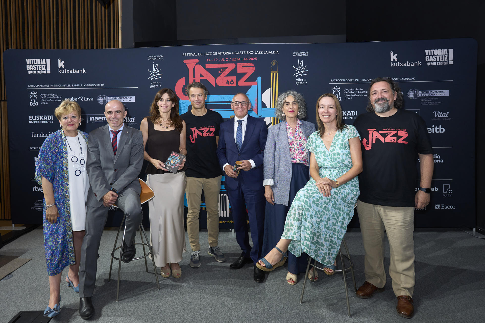 Presentación de la 48 edición del Festival de Jazz de Vitoria de la mano de la diputada de Cultura, Ana Del Val (i), del director de Kutxabank en Álava, Asier Urresti (2i), de la alcaldesa de Vitoria, Maider Etxebarria (3i), del director del Festival, Alberto Ibarrondo (4i), del Diputado General de Álava, Ramiro Gonzalez (4d), de la consejera de Cultura, Ibone Bengoetxea (3d), de la directora de Obra Social de Caja Vital, Arantza Ibañez de Opacua (2d), y del presidente del festival, Iñigo Zárate (d). EFE/Adrián Ruiz-Hierro