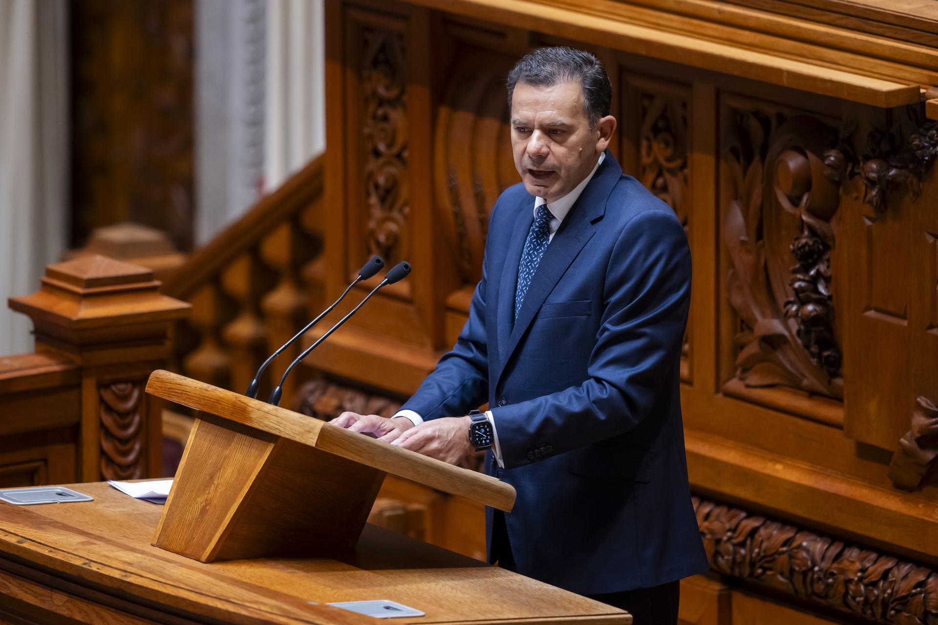 El primer ministro portugués, Luis Montenegro, durante la sesión plenaria para presentar su programa de Gobierno en el Parlamento, en Lisboa, el 17 de junio de 2025.  EFE/EPA/JOSE SENA GOULAO