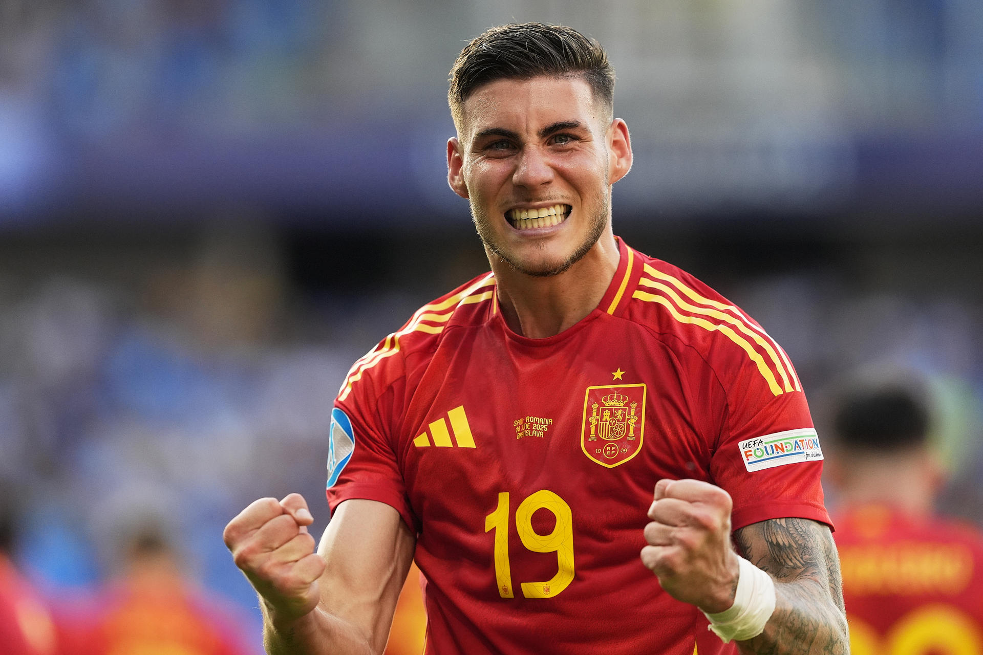 El delantero de la selección española Roberto Fernández celebra tras marcar el segundo gol ante Rumanía, durante el partido del Europeo sub-21 que España y Rumanía has disputado este sábado en el Estadio Nacional de Bratislava. EFE/RFEF