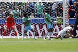 Khvicha Kvaratskhelia (d), del Paris Saint-Germain, anota el 0-1 de su equipo ante el Seattle Sounders y el número 100 en el Mundial de Clubes. EFE/EPA/JOHN G. MABANGLO