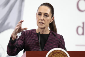 La presidenta de México, Claudia Sheinbaum, habla en una rueda de prensa este miércoles, en Palacio Nacional de la Ciudad de México (México). EFE/ José Méndez