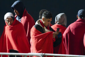 La Salvamar Al Nair, de Salvamento Marítimo, ha rescatado en la madrugada de este lunes a 59 personas de origen subsahariano y magrebí, entre ellas una mujer, cuando navegaban en una patera al nordeste de Lanzarote. Todos han sido trasladados al puerto de Arrecife en aparente buen estado de salud. EFE/ Adriel Perdomo