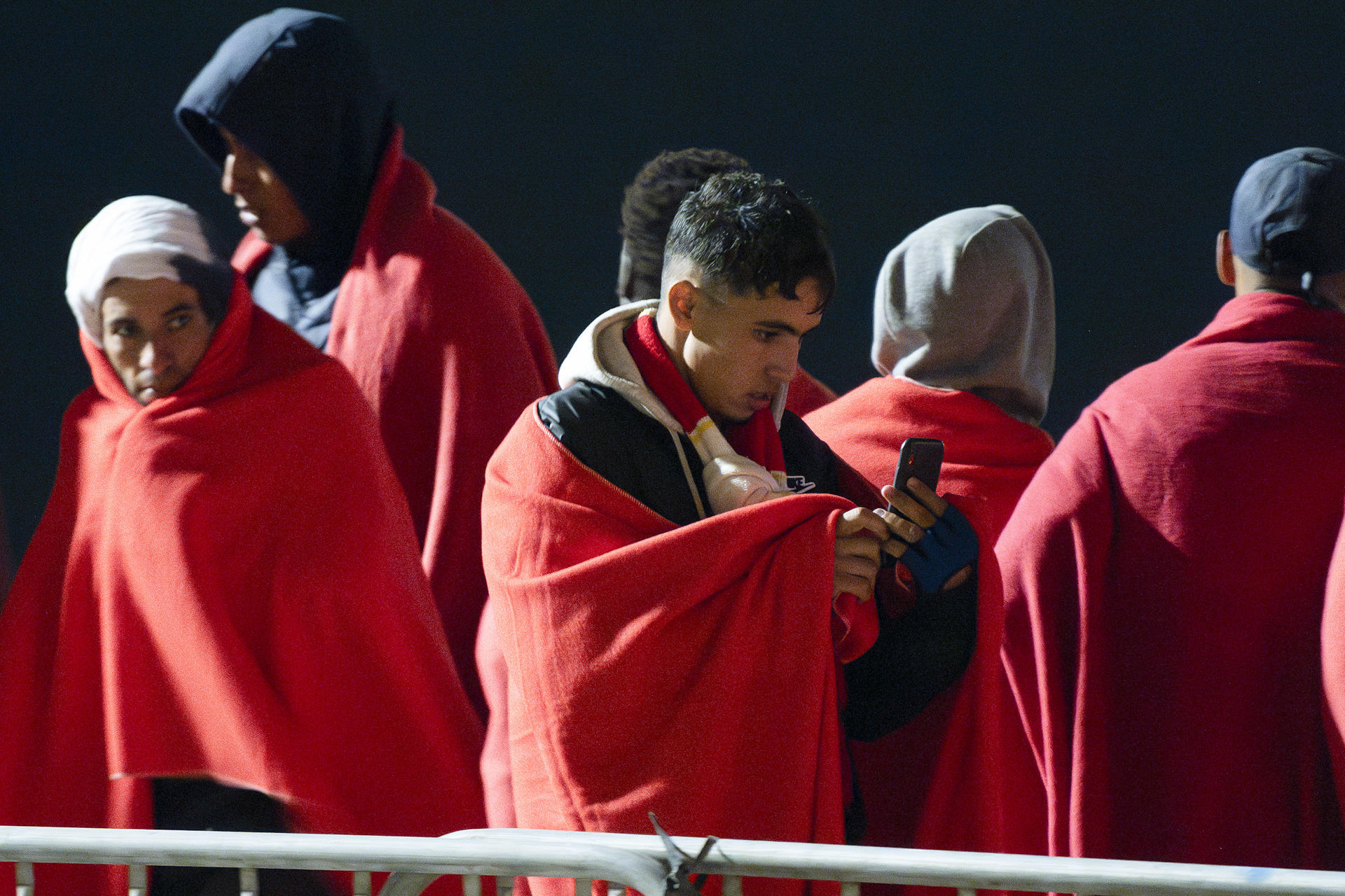 La Salvamar Al Nair, de Salvamento Marítimo, ha rescatado en la madrugada de este lunes a 59 personas de origen subsahariano y magrebí, entre ellas una mujer, cuando navegaban en una patera al nordeste de Lanzarote. Todos han sido trasladados al puerto de Arrecife en aparente buen estado de salud. EFE/ Adriel Perdomo
