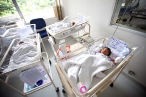 Fotografía de archivo, tomada el 01/11/2013, que muestra a bebés recién nacidos en un hospital de Hanói Vientnam. EFE/Luong Thai Linh