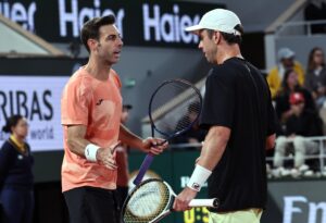 Los tenistas Marcel Granollers (i) y Horacio Zeballos durante el partido de dobles que han jugado ante Joe Salisbury y Neal Skupski en Roland Garros en París, Francia. EFE/EPA/CHRISTOPHE PETIT TESSON