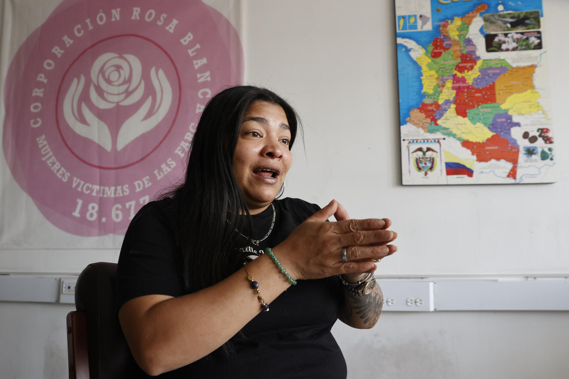 Fotografía del 19 de junio de 2025 de Sara Morales, una de las fundadoras de la Corporación Rosa Blanca hablando en una entrevista con EFE en Bogotá (Colombia). EFE/ Mauricio Dueñas Castañeda