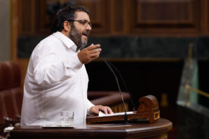 Imagen de archivo (10/09/2024) El diputado de Sumar Vicenç Vidal interviene durante el Pleno del Congreso en Madrid. EFE/ Javier Lizon