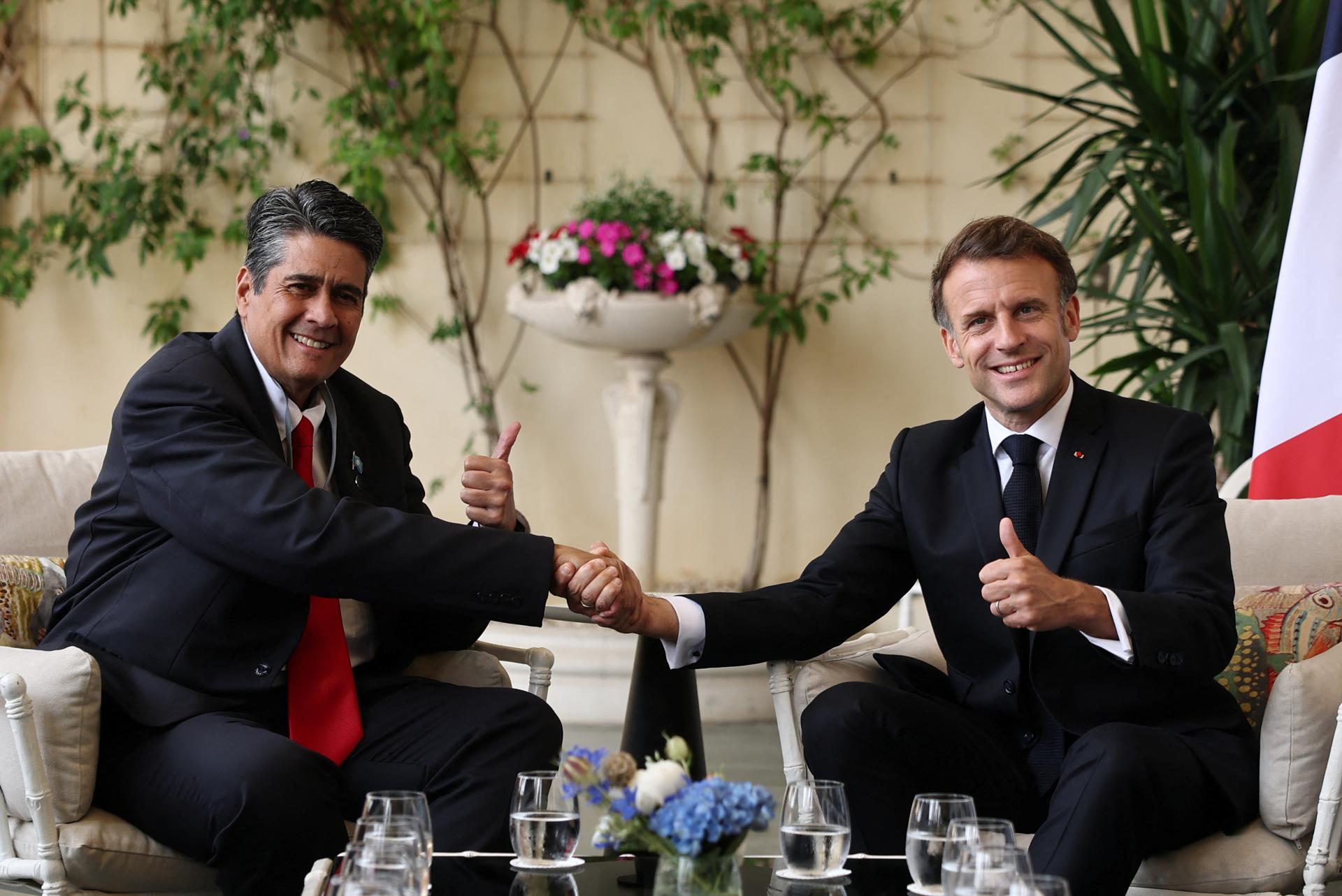 El presidente francés Emmanuel Macron (dcha) y el presidente de Palaos, Surangel Whipps Jr. EFE/EPA/CHRISTIAN HARTMANN / POOL MAXPPP OUT