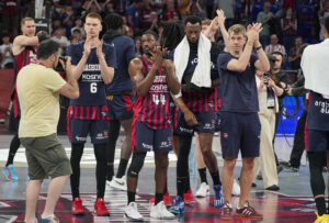 Los jugadores del Baskonia aplauden a su afición al finalizar el segundo partido del playoff de cuartos de final de la Liga Endesa de baloncesto entre el Baskonia y el Real Madrid, en el Fernando Buesa Arena de Vitoria. EFE / L. RICO