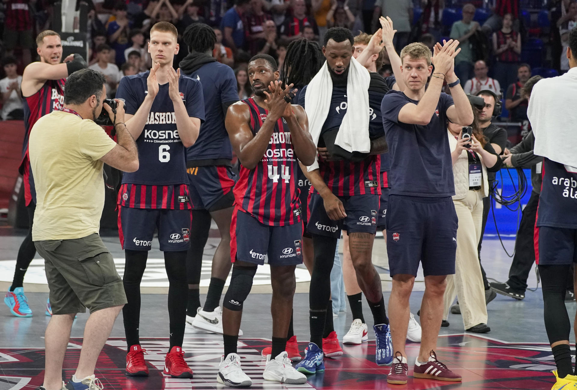 Los jugadores del Baskonia aplauden a su afición al finalizar el segundo partido del playoff de cuartos de final de la Liga Endesa de baloncesto entre el Baskonia y el Real Madrid, en el Fernando Buesa Arena de Vitoria. EFE / L. RICO