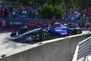 El piloto Carlos Sainz durante la exhibición ofrecida el 7 de junio a los mandos del Williams FW45 por la parte urbana del futuro circuito Madring F1 que acogerá el GP de España de Fórmula Uno 2026. EFE/Víctor Lerena