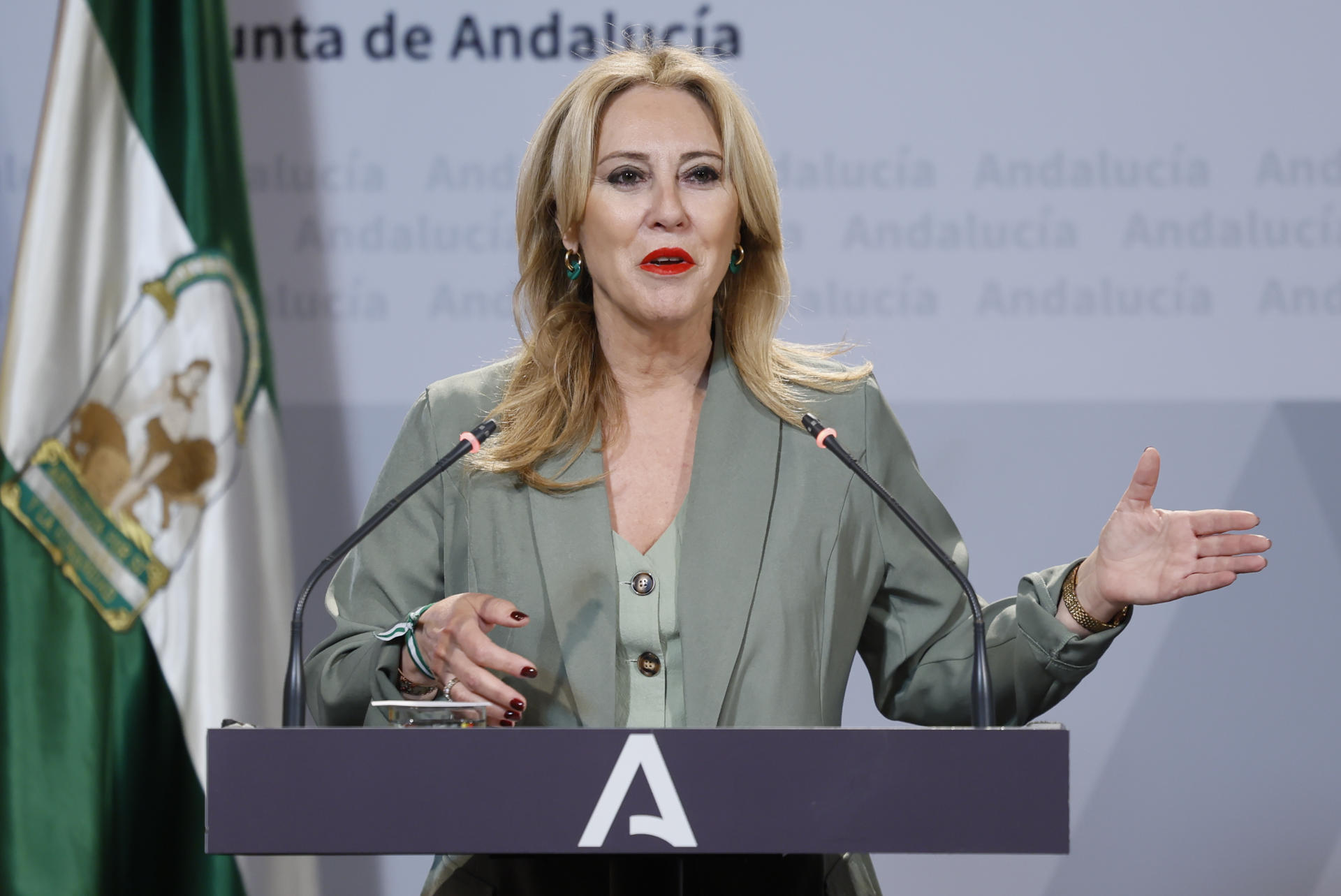 La consejera de Economía, Hacienda y Fondos Europeos y portavoz del Gobierno andaluz, Carolina España, durante una rueda de prensa tras la reunión del Consejo de Gobierno. EFE/José Manuel Vidal