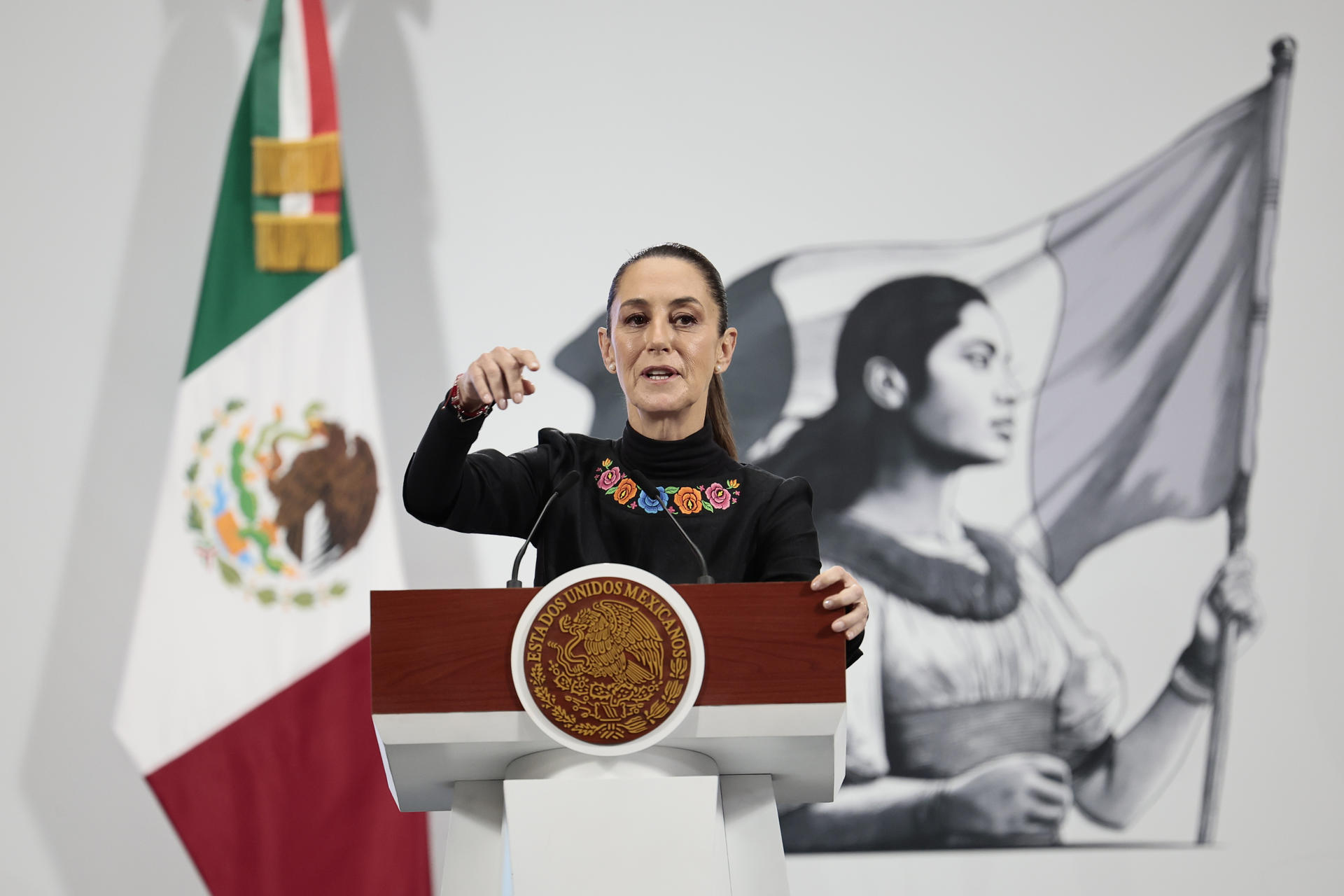 La presidenta de México, Claudia Sheinbaum, habla durante su conferencia de prensa diaria este viernes, en Palacio Nacional de la Ciudad de México (México). EFE/José Méndez