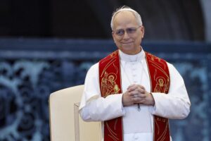 El papa León XIV durante la solemne vigilia de Pentecostés, que reunió a más de 70,000 personas en la plaza de San Pedro del Vaticano y sus inmediaciones. EFE/EPA/FABIO FRUSTACI