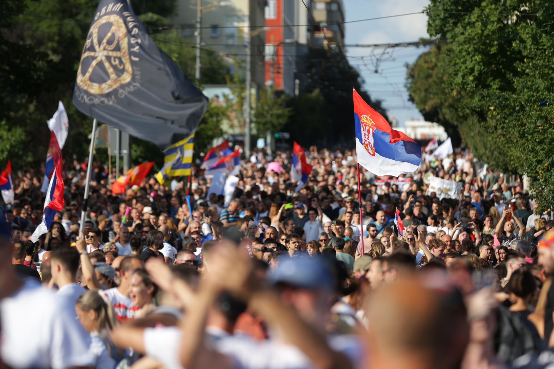 Cientos de miles de personas, convocadas por el movimiento estudiantil, se manifestaron este sábado en Belgrado para exigir elecciones anticipadas en Serbia, tras siete meses de protestas contra el régimen de Aleksandar Vucic, al que consideran autocrático y corrupto. EFE/EPA/ANDREJ CUKIC