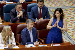 La presidenta de la Comunidad de Madrid, Isabel Díaz Ayuso (d), interviene durante el pleno celebrado este jueves en la Asamblea de Madrid. EFE/Javier Lizón
