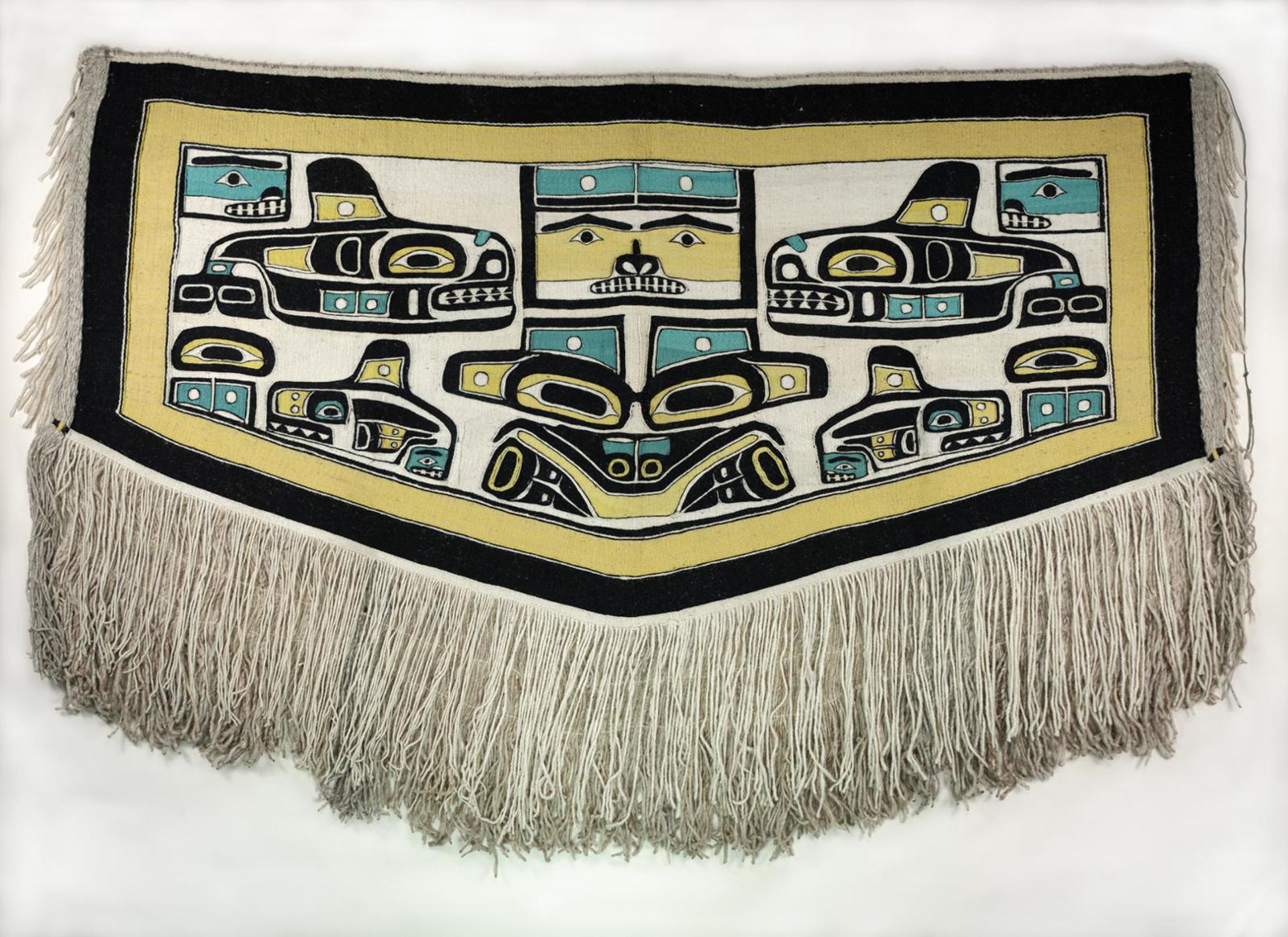 Fotografía cedida por el museo estadounidense de arqueología y antropología Penn Museum de una túnica ceremonial con flecos Tlingit Naaxein (manta Chilkat). EFE/ Penn Museum /
