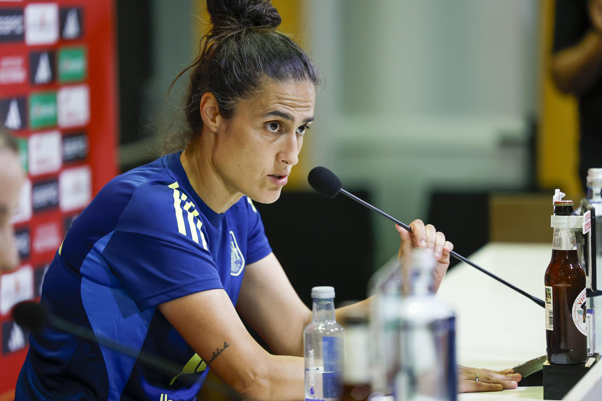 La entrenadora de la selección española femenina de fútbol Montse Tomé ofrece una rueda de prensa tras el entrenamiento. La selección española femenina de fútbol ultima la puesta a punto para la disputa el viernes del único encuentro preparatorio para la Eurocopa de Suiza 2025, un amistoso ante la potente Japón en el estadio Butarque de Leganés (Madrid). EFE/Chema Moya