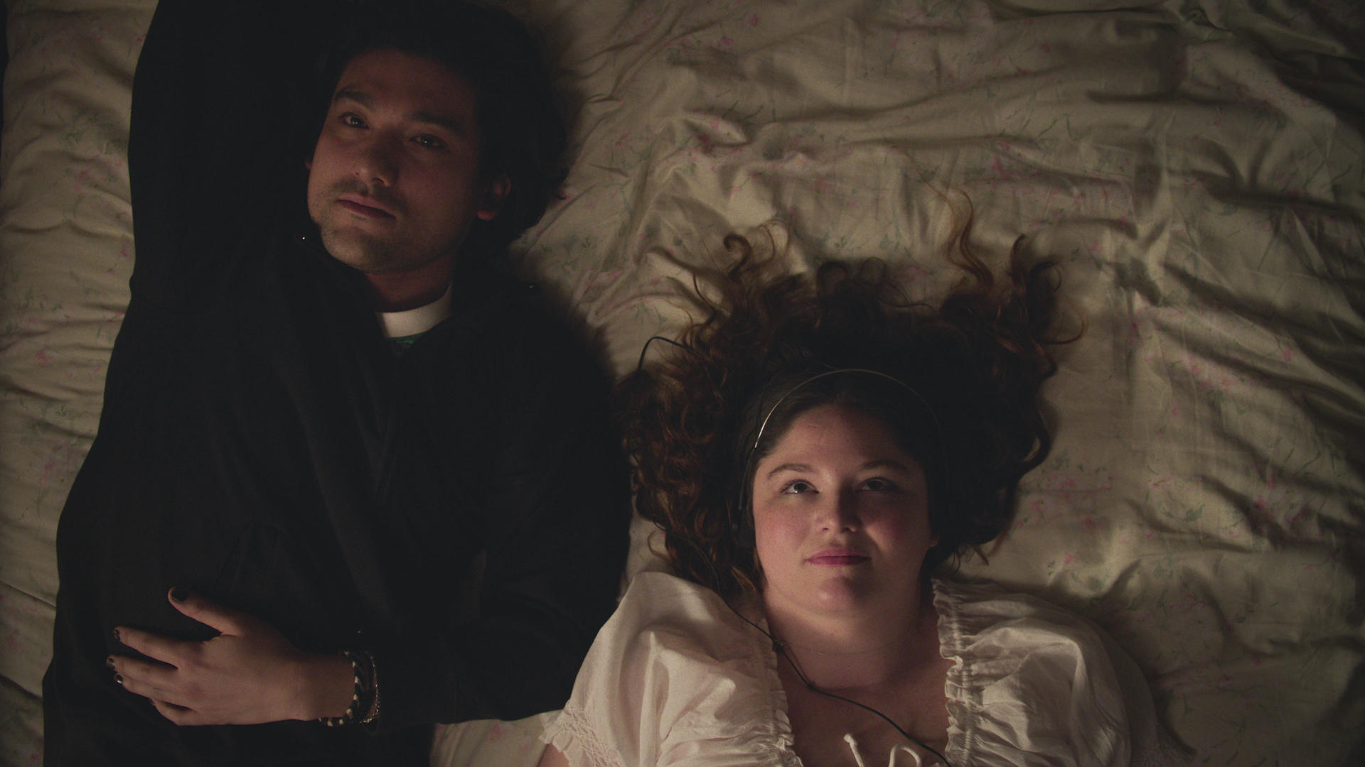 Fotograma de la serie 'Sin medida' ('Too much', en inglés) que se estrena en Netflix el 10 de julio. Lena Dunham es la creadora de esta serie protagonizada por Megan Stalter y Will Sharpe, que interpretan a Jessica, una treintañera neoyorquina adicta al trabajo que decide mudarse a Londres, donde conoce a Felix, un británico caótico por el que siente una gran atracción pese a sus problemas para entenderse. EFE/ Netflix / ***SOLO USO EDITORIAL/SOLO DISPONIBLE PARA ILUSTRAR LA NOTICIA QUE ACOMPAÑA (CRÉDITO OBLIGATORIO)***