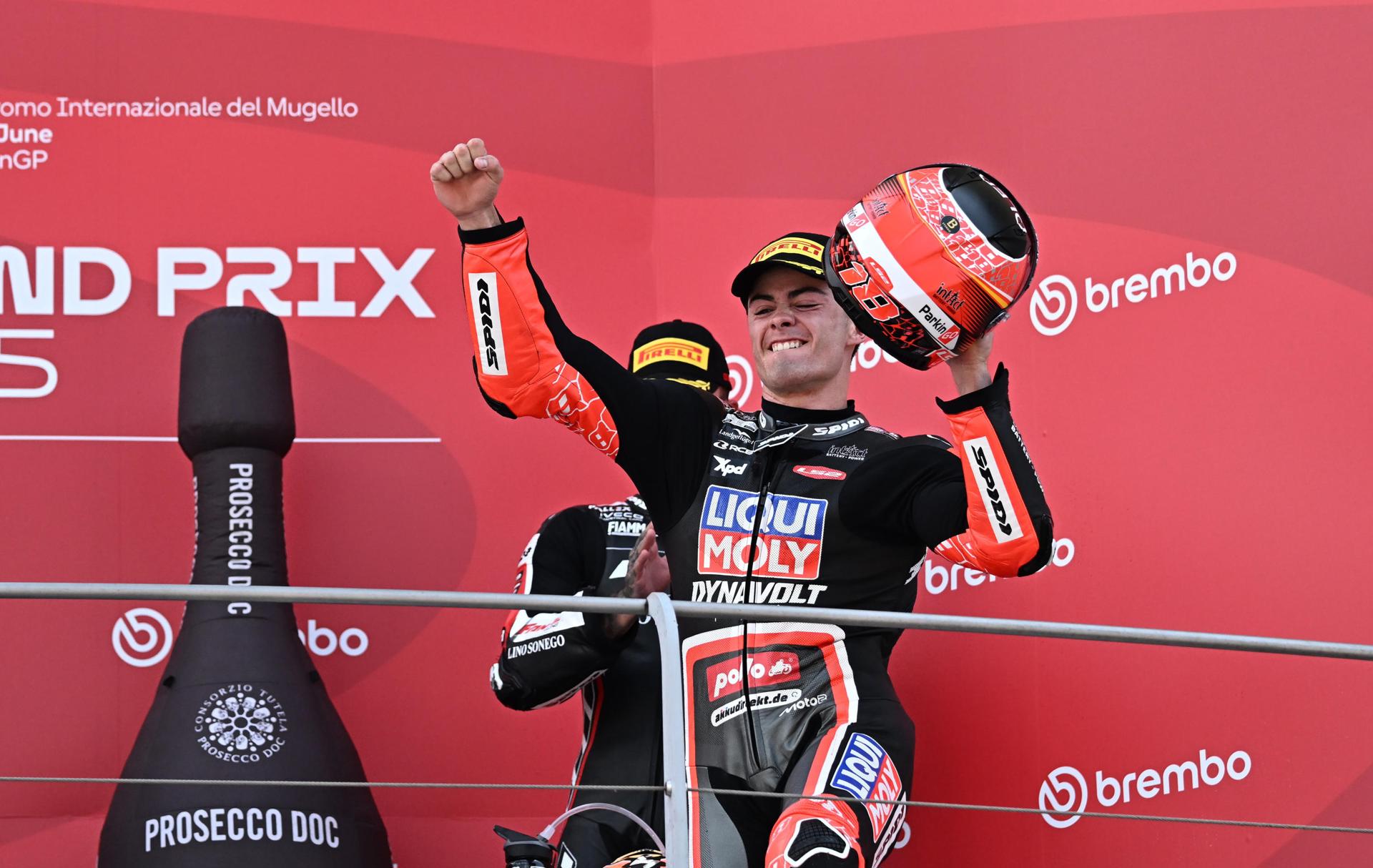 El piloto de Liqui Moly Dynavolt Intact GP, el español Manuel González, celebra en el podio después de ganar la carrera de Moto 2 del Gran Premio de Motociclismo de Italia en el circuito de Mugello en Scarperia. EFE/EPA/CLAUDIO GIOVANNINI