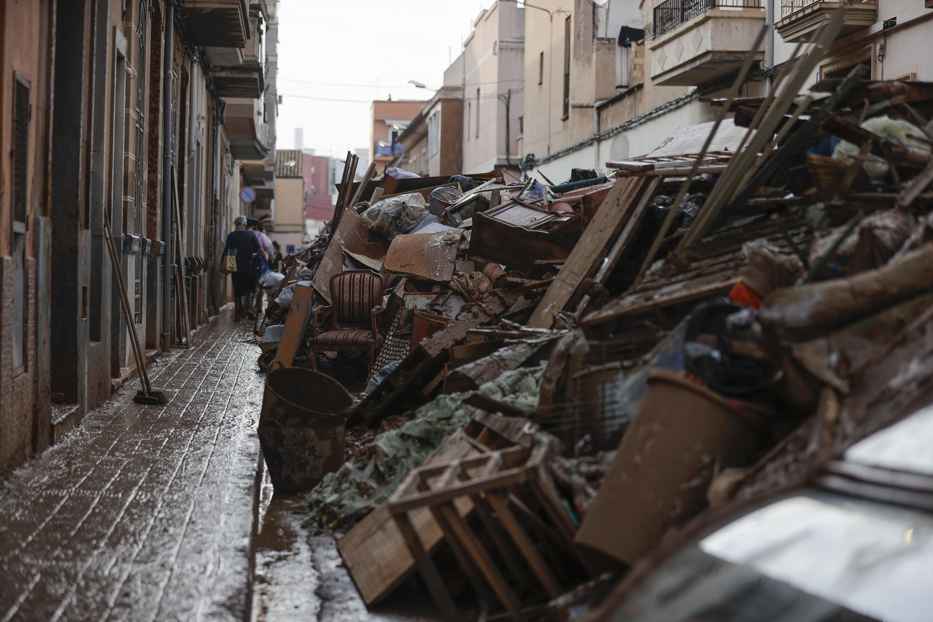 Imagen del 5 de noviembre de 2024 en la que se ve una calle de Paiporta (Valencia) llena de enseres estropeados por el paso de la dana. EFE/Manuel Bruque