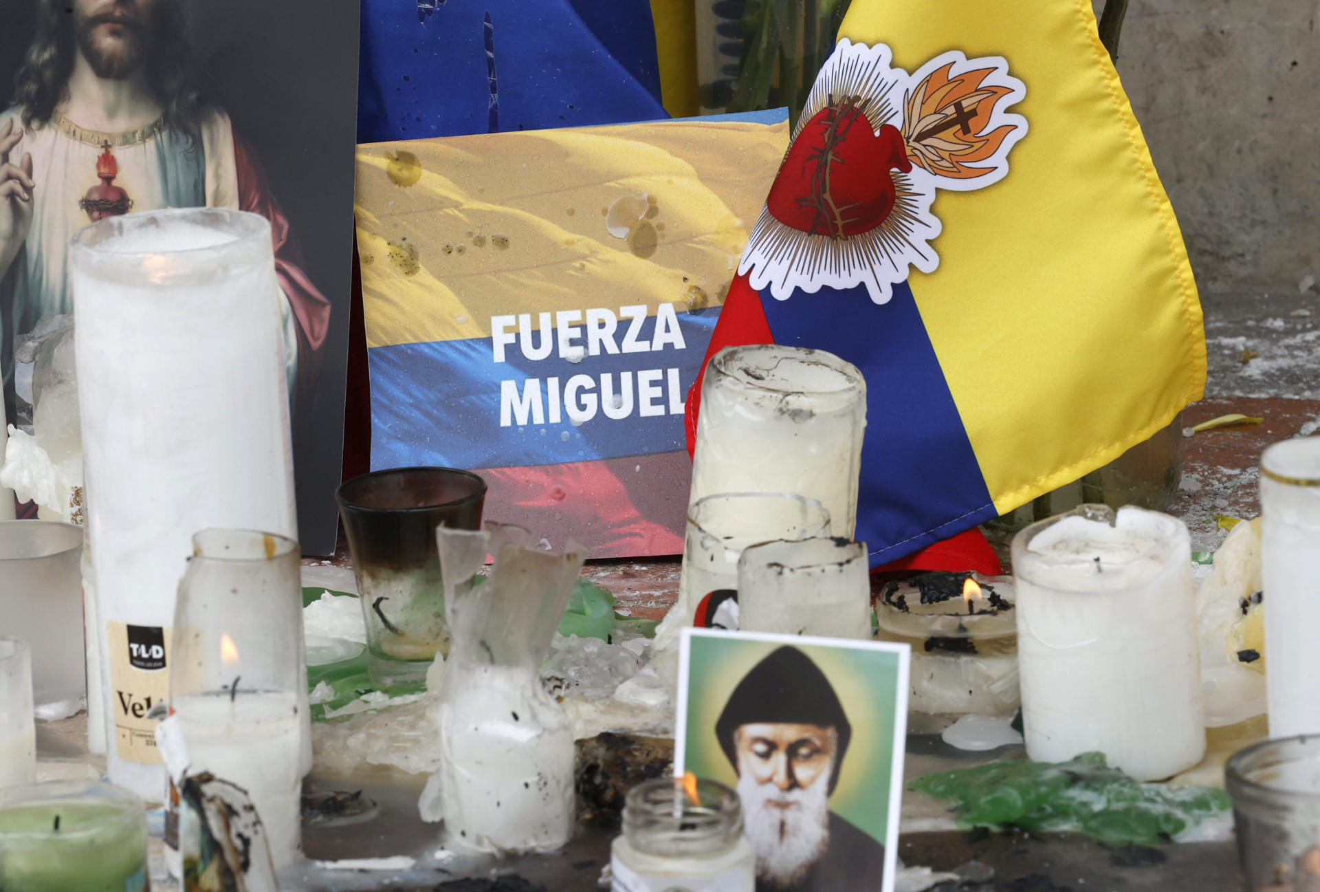 Fotografía de un altar en honor al senador Miguel Uribe, este 11 de junio de 2025 en la Fundación Santa Fe de Bogotá (Colombia). EFE/ Mauricio Dueñas Castañeda