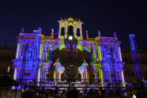 La compañía MÁS, Multimedia Álvaro y Sara, proyecta el MAPPING 20 Aniversario FACYL, El latido de la Luz, para celebrar los 20 años del Festival, hoy miércoles en Salamanca. EFE/JMGARCIA