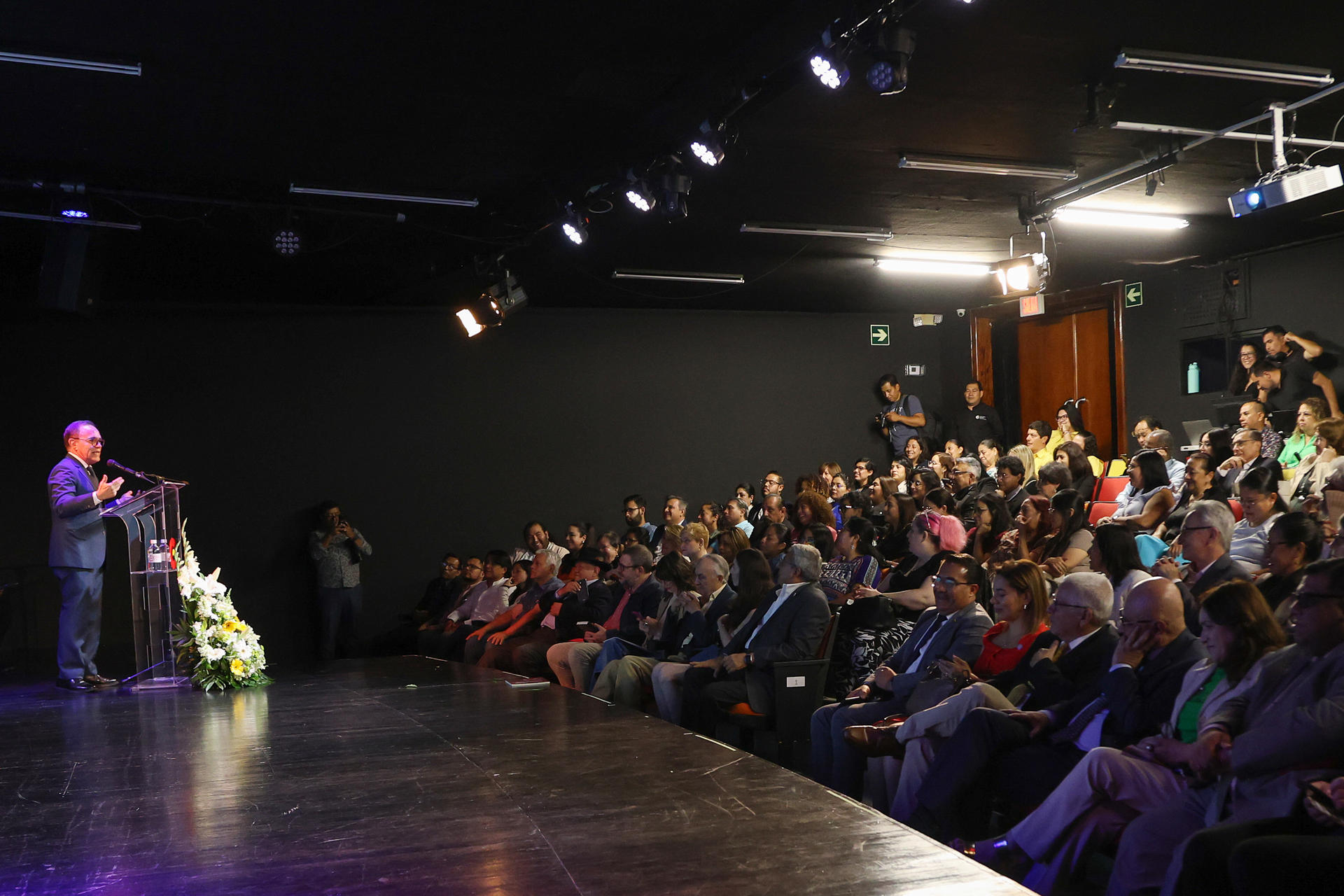 El viceministro de Educación de Guatemala, Carlos Aldana Mendoza (i), habla durante la inauguración de la Feria del Libro de Guatemala (Filgua) este lunes, en Ciudad de Guatemala (Guatemala). EFE/ Mariano Macz