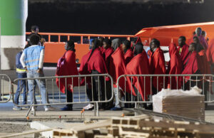 La Guardamar Polimnia, de Salvamento Marítimo, ha rescatado a 69 personas de origen subsahariano, cuando viajaban en una embarcación al nordeste de Lanzarote. Todos han sido trasladados al puerto de Arrecife en aparente buen estado de salud. EFE/Adriel Perdomo