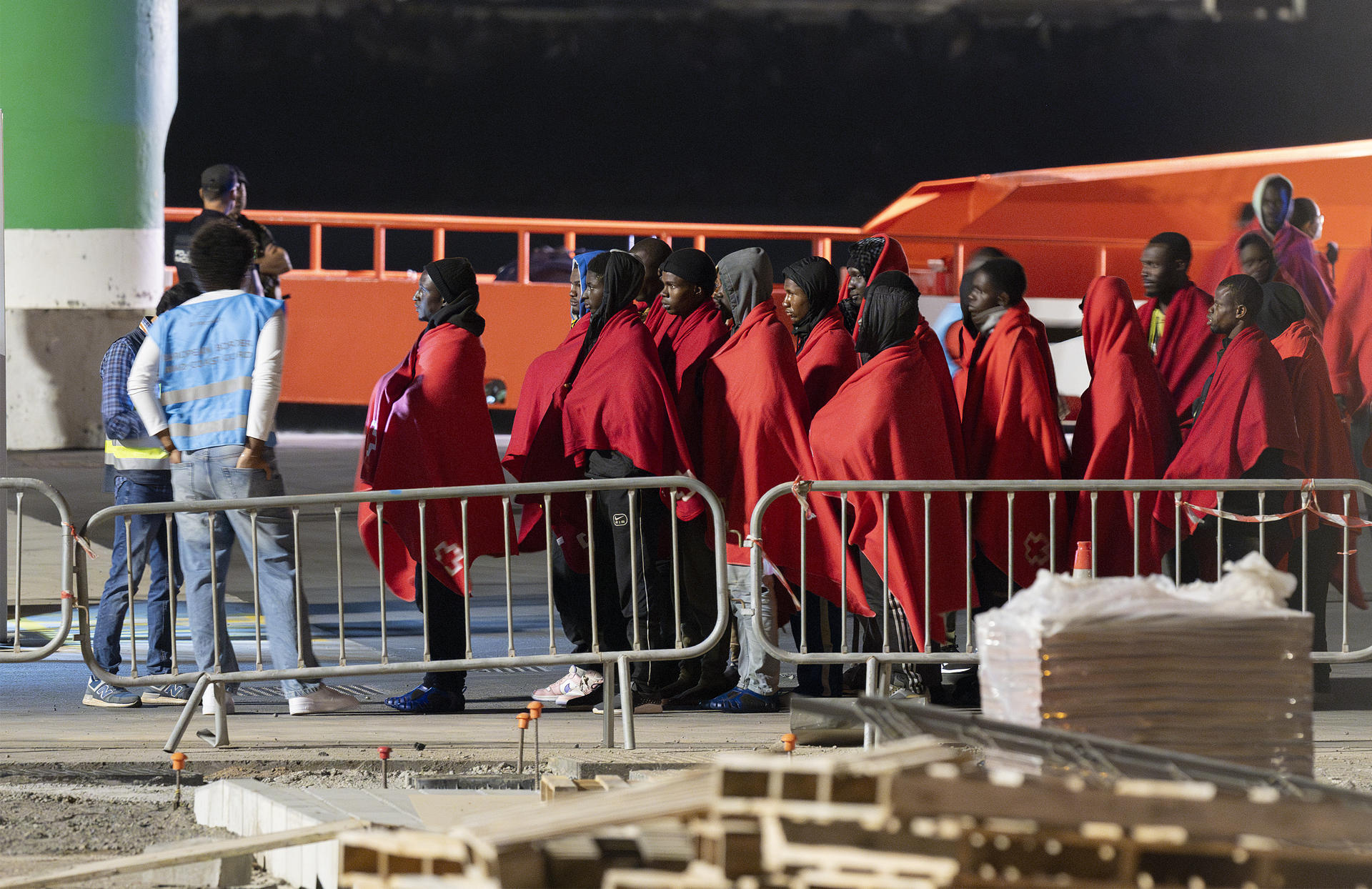 La Guardamar Polimnia, de Salvamento Marítimo, ha rescatado a 69 personas de origen subsahariano, cuando viajaban en una embarcación al nordeste de Lanzarote. Todos han sido trasladados al puerto de Arrecife en aparente buen estado de salud. EFE/Adriel Perdomo