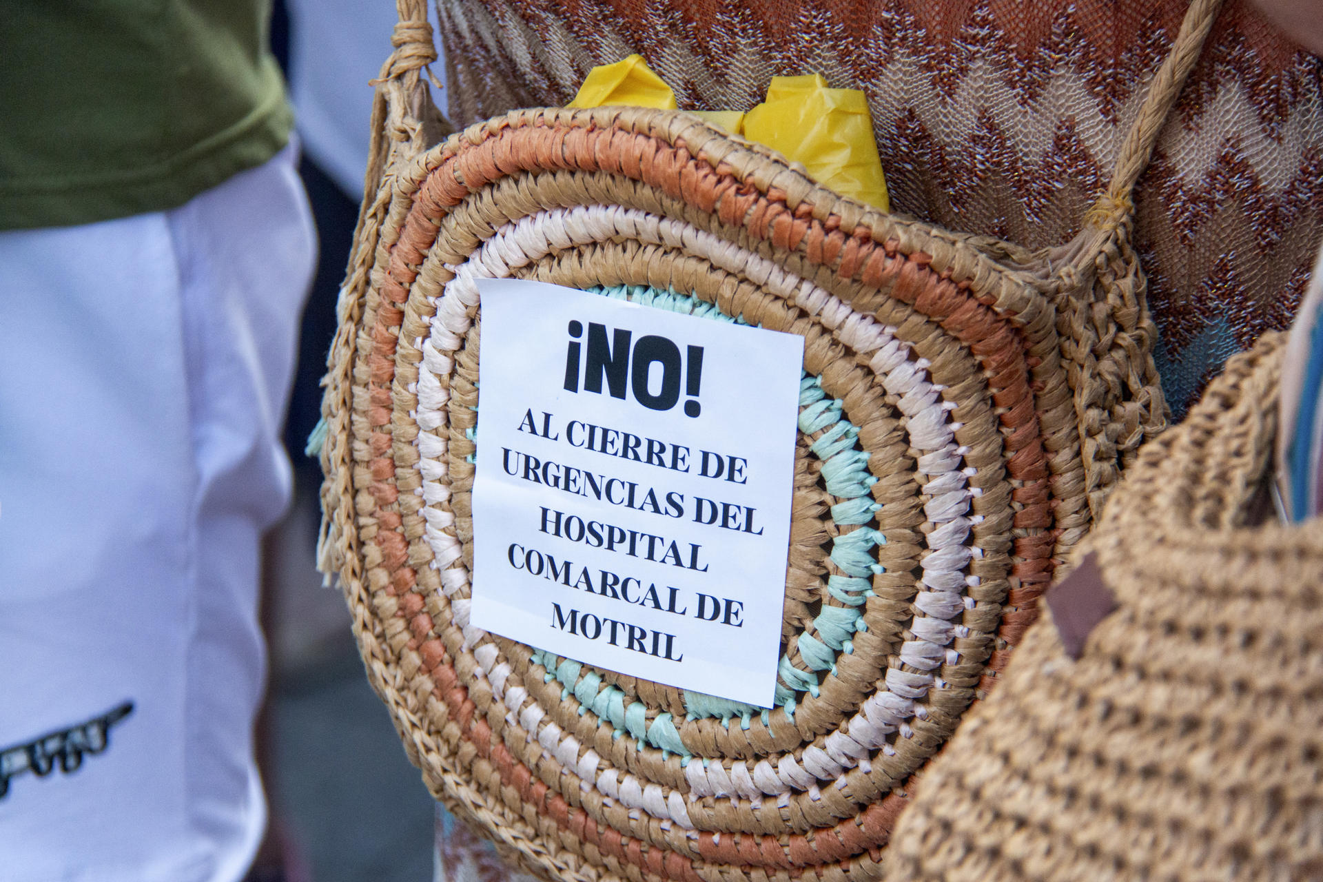 Varios centenares de personas se han concentrado en las inmediaciones de la Plaza de la Aurora de Motril (Granada) para protestar por la falta de médicos en el servicio de Urgencias del Hospital Santa Ana, ante el temor de los propios facultativos de un cierre parcial durante los meses de verano por la falta de personal. EFE/ Alba Feixas
