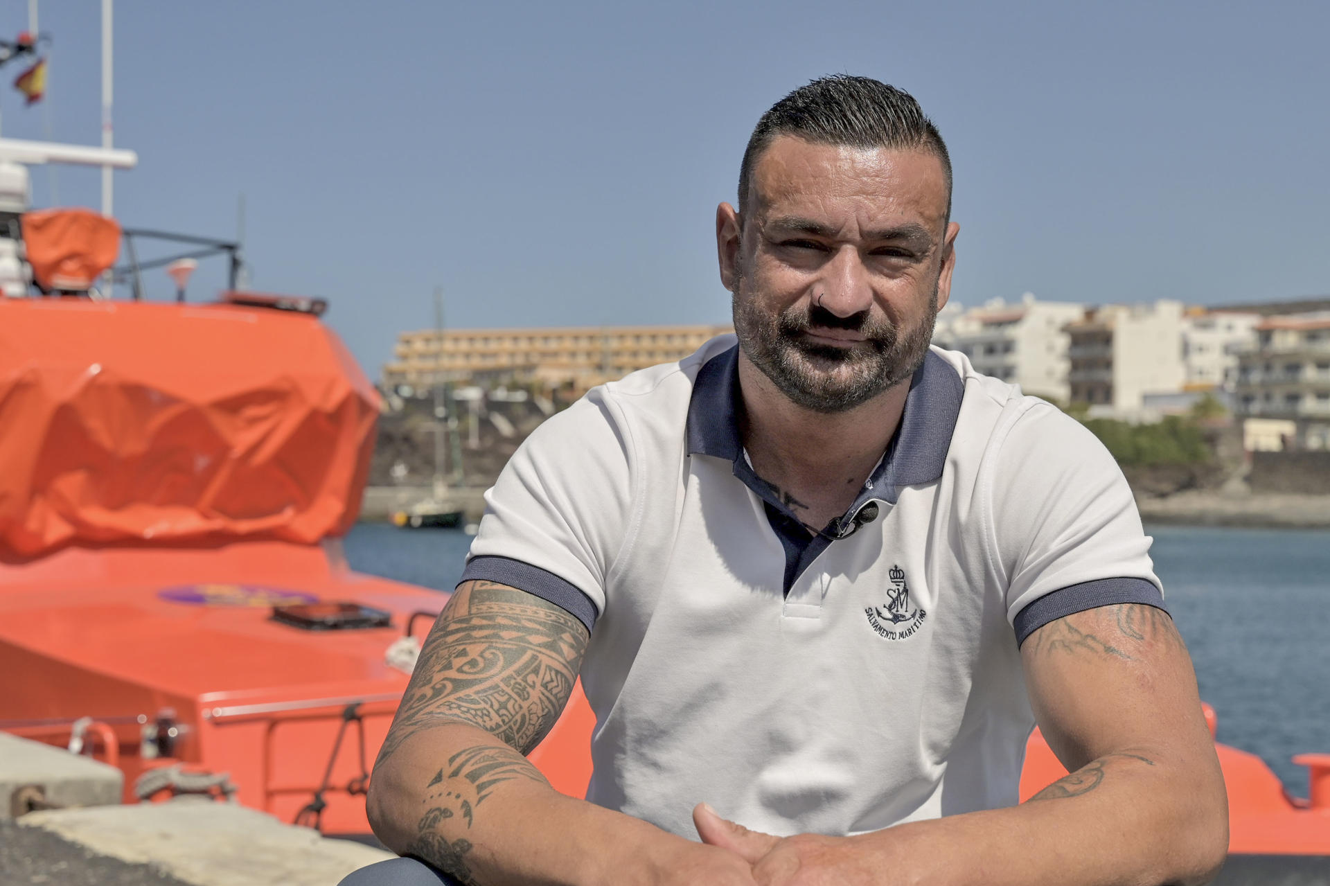 Zebenzui Cabrera, patrón de la salvamar Navia de Salvamento Marítimo, estaba fuera de servicio cuando el pasado 28 de mayo un cayuco volcó en el muelle de La Restinga (El Hierro) y provocó la muerte de siete personas, pero sí se encontraba en el puerto y sin dudar se tiró al mar, decisión que salvó vidas. EFE/Gelmert Finol
