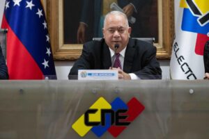 El presidente del Consejo Nacional Electoral (CNE), Elvis Amoroso, habla durante una rueda de prensa este miércoles, en Caracas (Venezuela). EFE/ Ronald Peña R