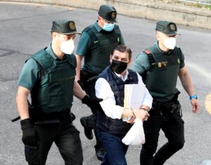Imagen de archivo de César Román, conocido como el Rey del Cachopo, a su llegada a la Audiencia Provincial de Madrid el último día del juicio en su contra, en mayo de 2022./Archivo. EFE/Víctor Lerena