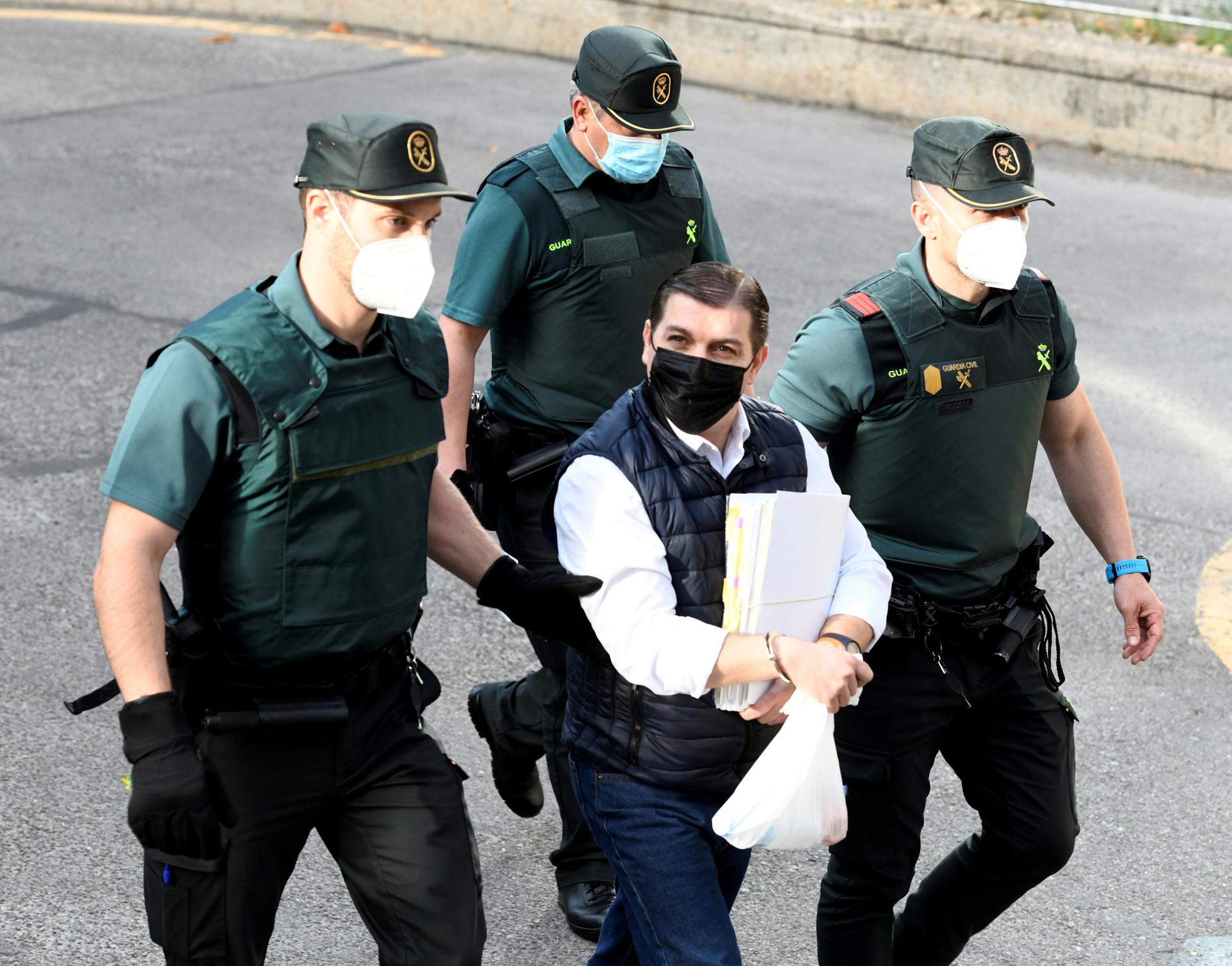 Imagen de archivo de César Román, conocido como el Rey del Cachopo, a su llegada a la Audiencia Provincial de Madrid el último día del juicio en su contra, en mayo de 2022./Archivo. EFE/Víctor Lerena