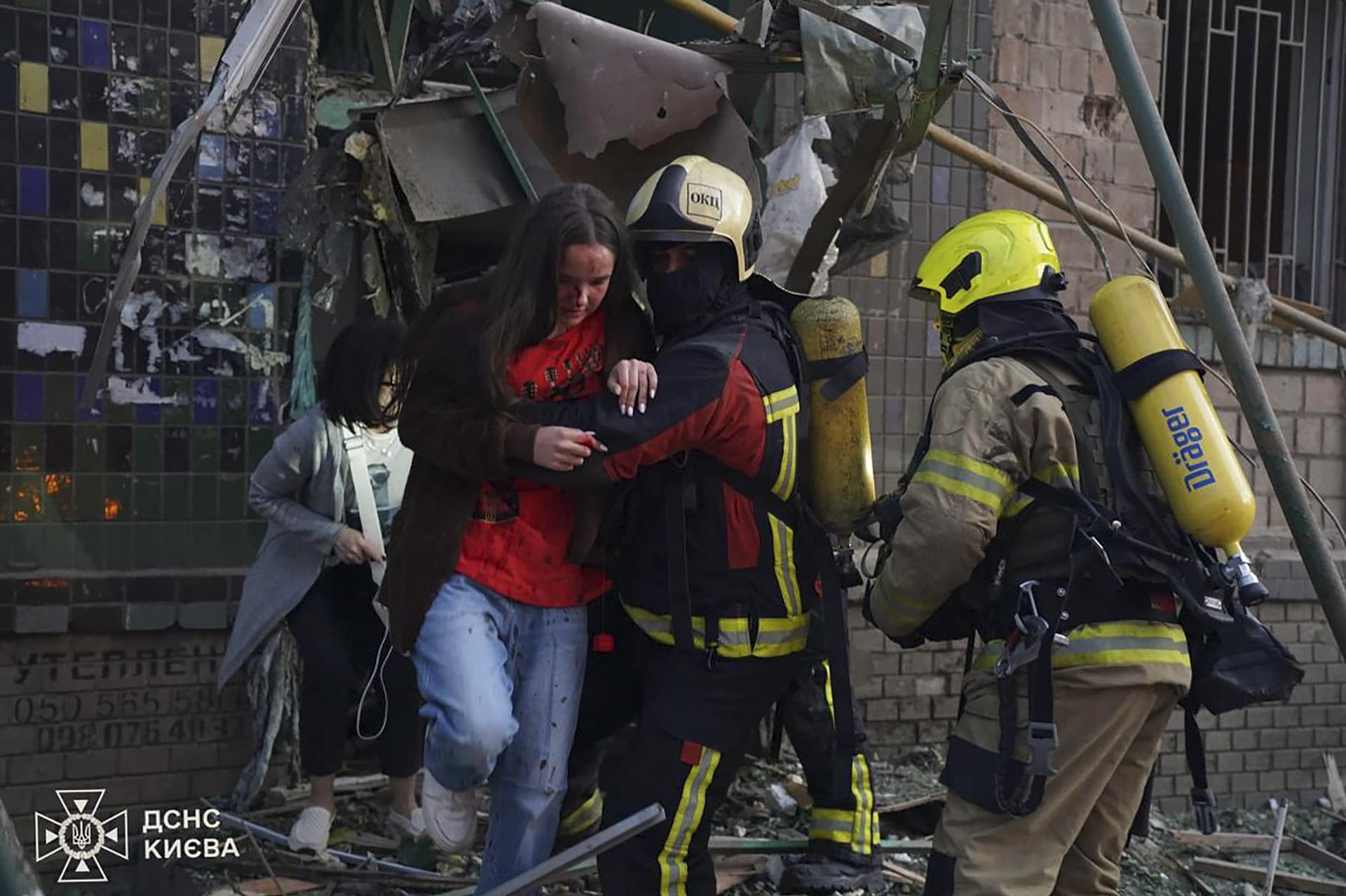 Imagen cedida por el Servicio de Emergencia ucraniano de una zona afectada por el ataque ruso a Kiev. EFE/EPA/SECURITY SERVICE OF UKRAINE HANDOUT HANDOUT EDITORIAL USE ONLY/NO SALES