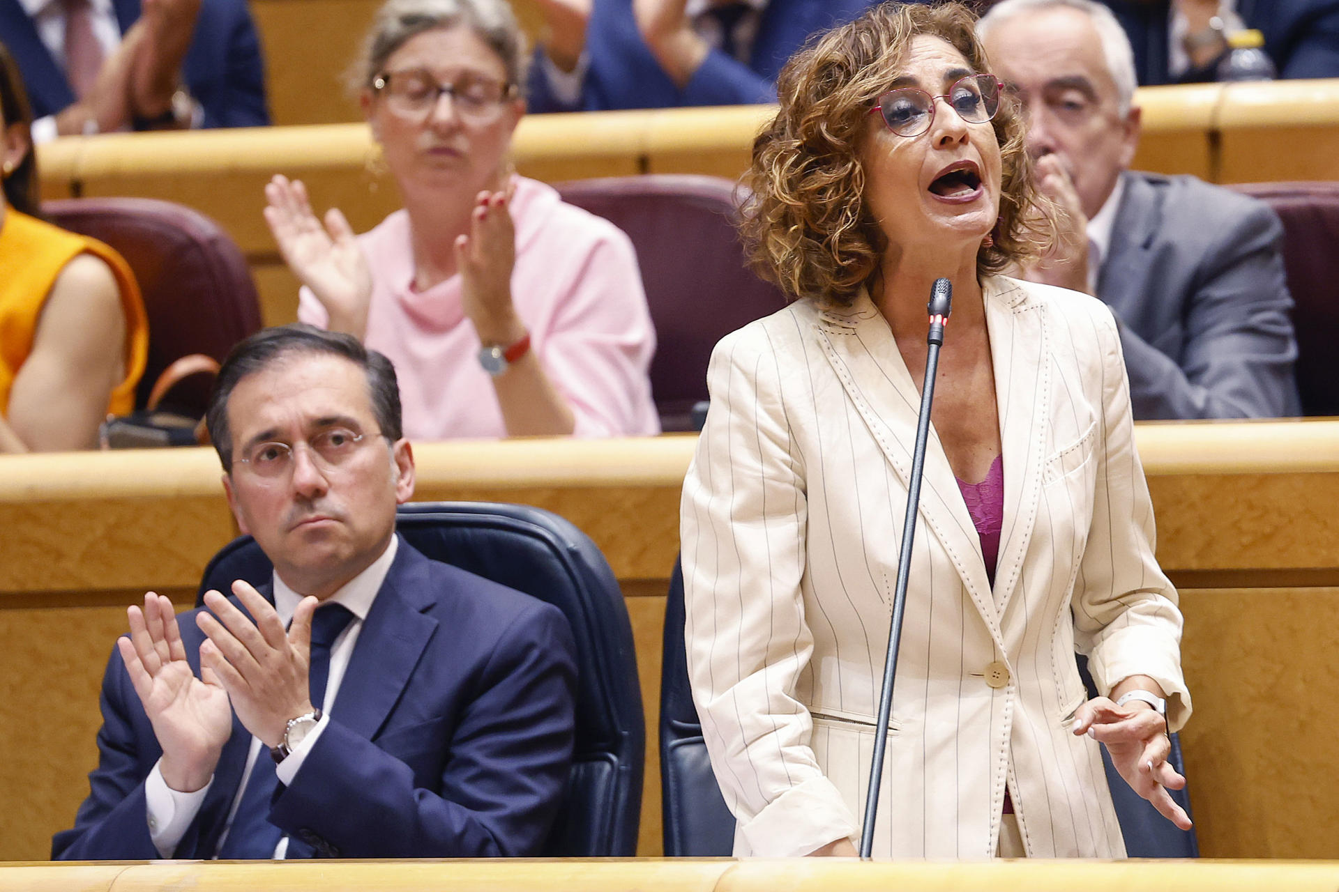 La vicepresidenta primera y ministra de Hacienda, María Jesús Montero, interviene desde su escaño junto al ministro de Asuntos Exteriores, Unión Europea y Cooperación, José Manuel Albares, durante la sesión del Pleno del Senado celebrada este martes, en Madrid. EFE/J.P. Gandul