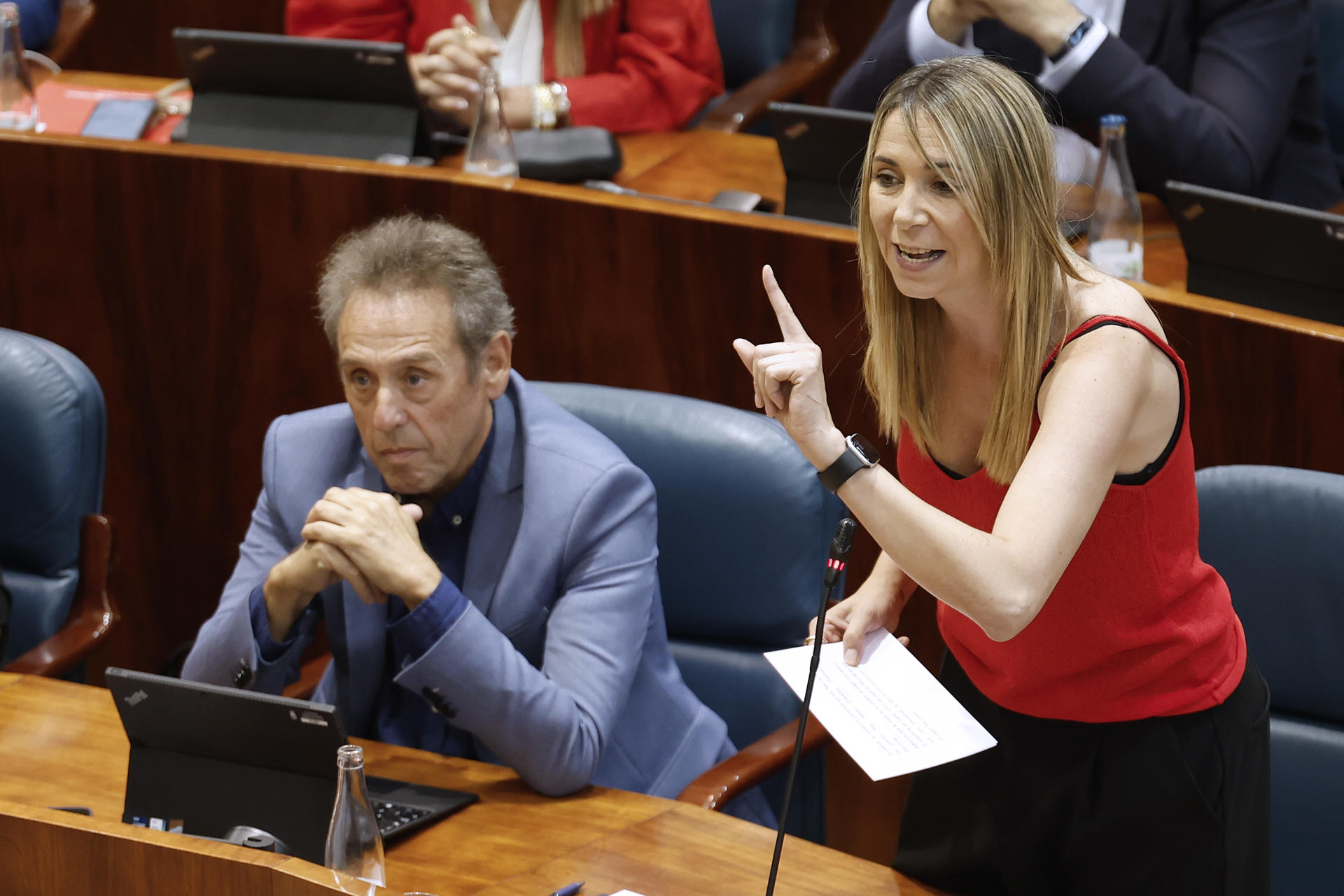 La portavoz del Grupo Parlamentario Socialista en la Asamblea de Madrid, Mar Espinar (d), interviene durante el pleno celebrado este jueves en la citada cámara. EFE/Javier Lizón