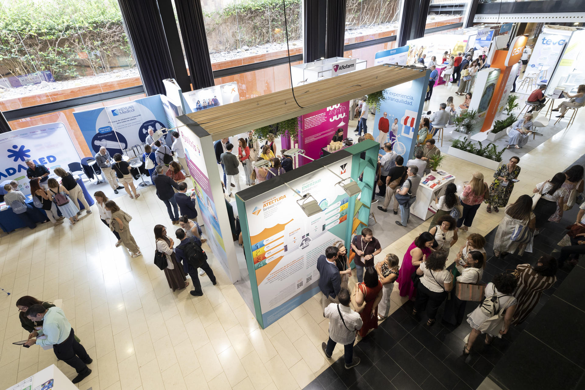 La obesidad como enfermedad crónica y no un problema estético y los estragos en la salud de los microplásticos y otros disruptores endocrinos centran este viernes la segunda jornada del 31º Congreso de la Sociedad Española de Médicos Generales y de Familia (SEMG), que reúne en Las Palmas a más de 2.500 profesionales.En la imagen, los asistentes en la zona de los stands de las casas comerciales. EFE/ Quique Curbelo