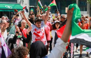 Protesta propalestina en el distrito europeo al margen del Consejo de Asuntos Exteriores de la Unión Europea en Bruselas, Bélgica, 23 de junio de 2025..EFE/EPA/OLIVIER HOSLET