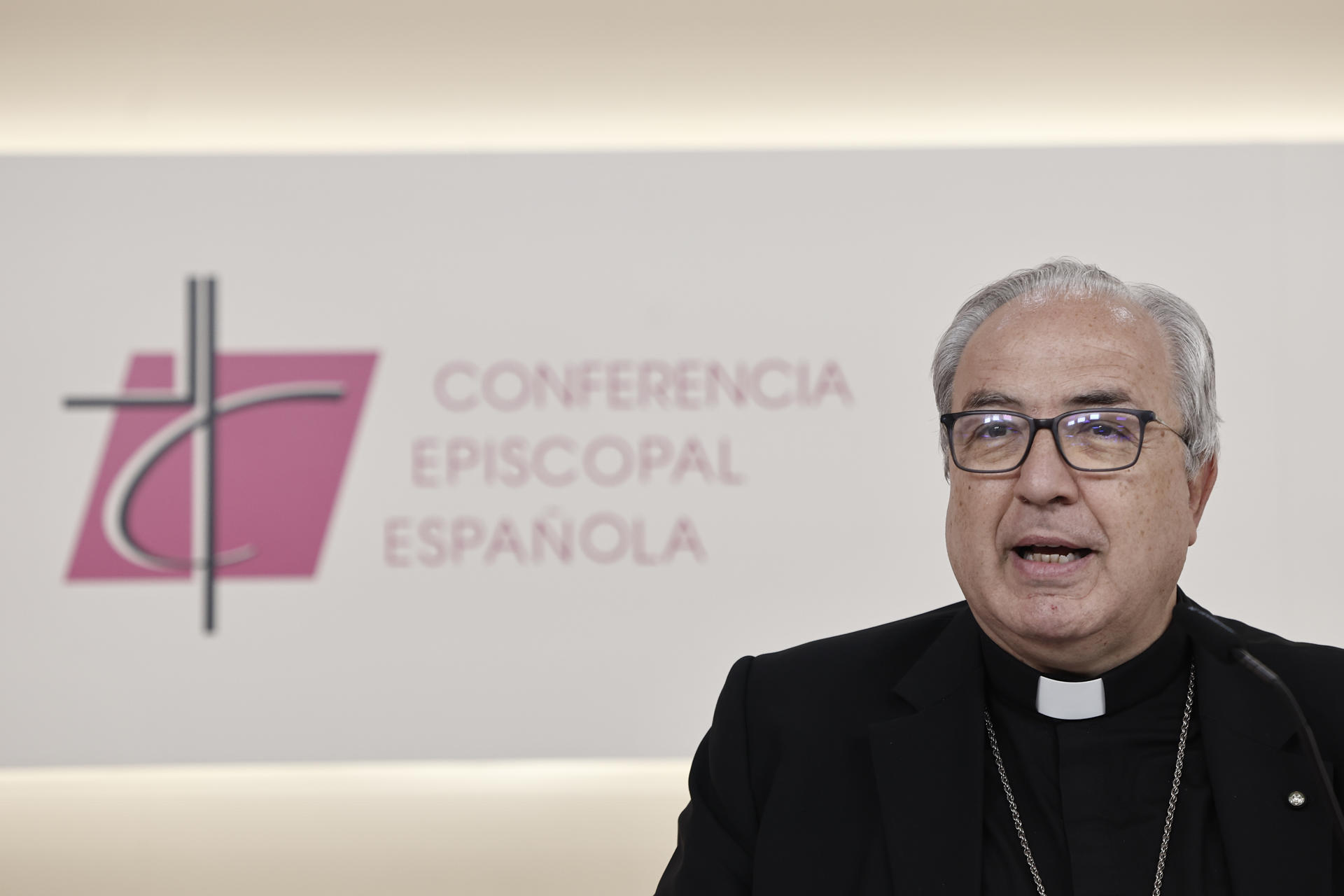 El portavoz de la Conferencia Episcopal Española (CEE), César García Magán, da una rueda de prensa tras la reunión de la Comisión Permanente de la Conferencia Episcopal Española (CEE), este viernes en Madrid. EFE/ Sergio Pérez