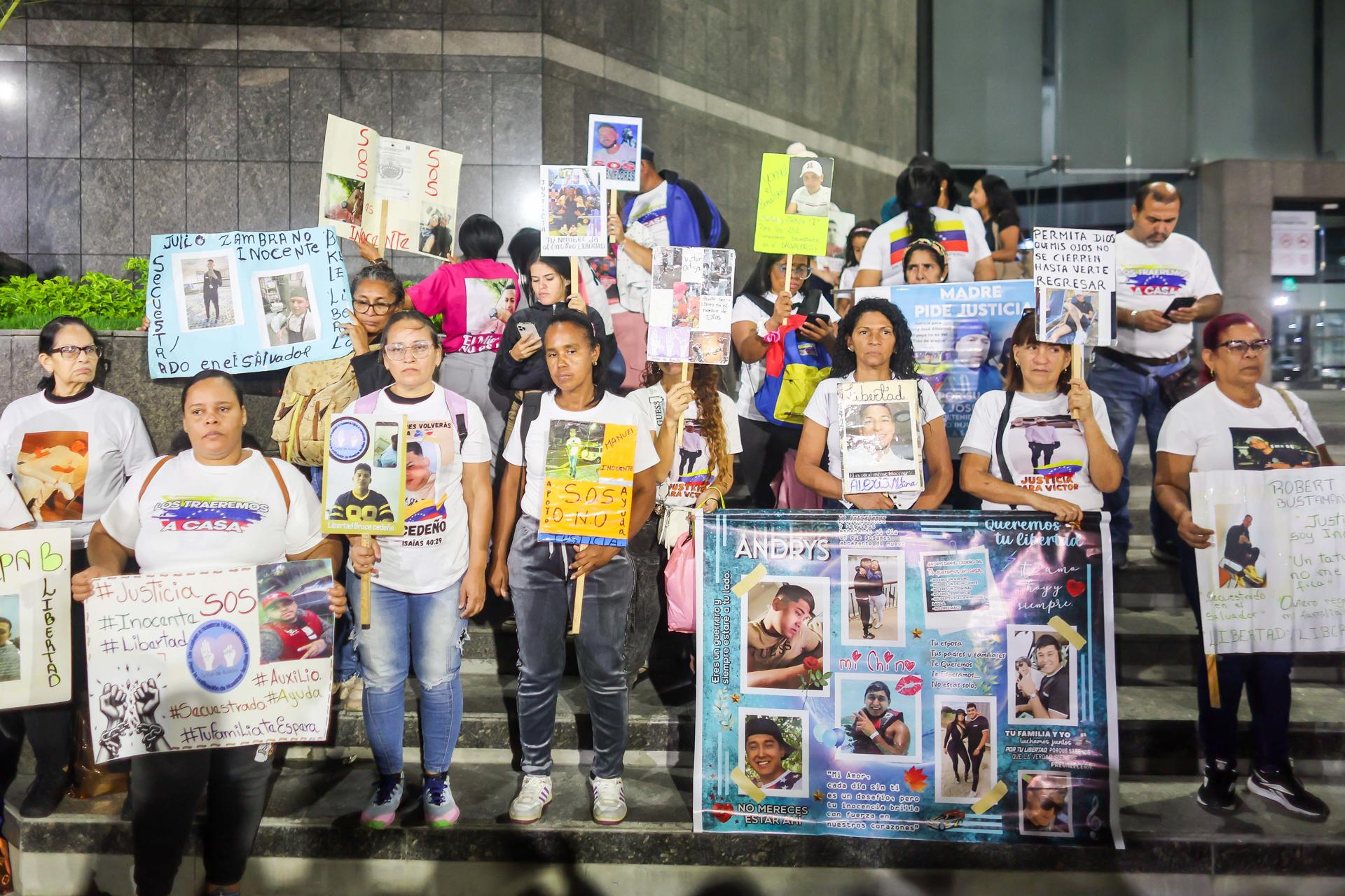 Familias venezolanas participan en una manifestación frente a la sede de la ONU para pedir la liberación de los más de 250 connacionales detenidos en El Salvador, donde llegaron luego de que Estados Unidos los deportara en marzo pasado, este miércoles en Caracas (Venezuela). EFE/ Miguel Gutiérrez