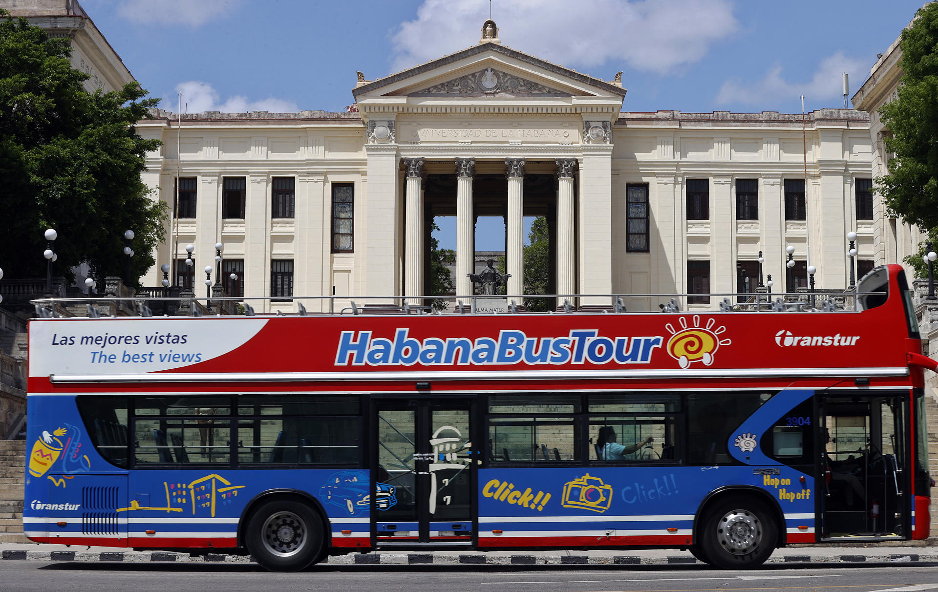 Un bus turístico pasa frente a la entrada de la Universidad de La Habana este sábado, en La Habana (Cuba). EFE/ Ernesto Mastrascusa
