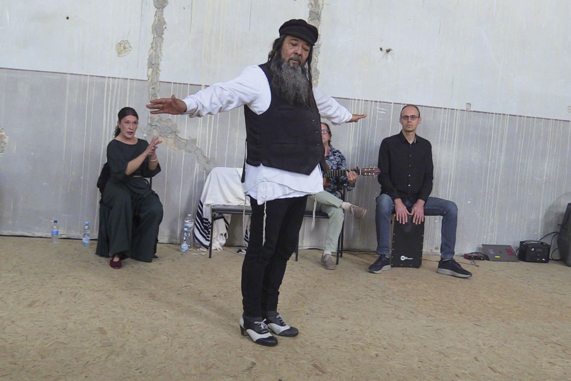 El artista flamenco español Isaac de Judea actúa este domingo, en Kiev (Ucrania). Tras una década sin subirse a los escenarios, el bailaor de Granada Isaac Pérez ha vuelto a actuar este domingo en uno de los edificios históricos más emblemáticos de Kiev, con su nuevo nombre artístico de Isaac de Judea y una fusión única de flamenco y judaísmo ultraortodoxo que refleja su evolución personal y aspira a acercar a más gente a los mensajes de su líder espiritual, el rabino jasídico Najman de Breslev (1772-1810). EFE/ Marcel Gascón