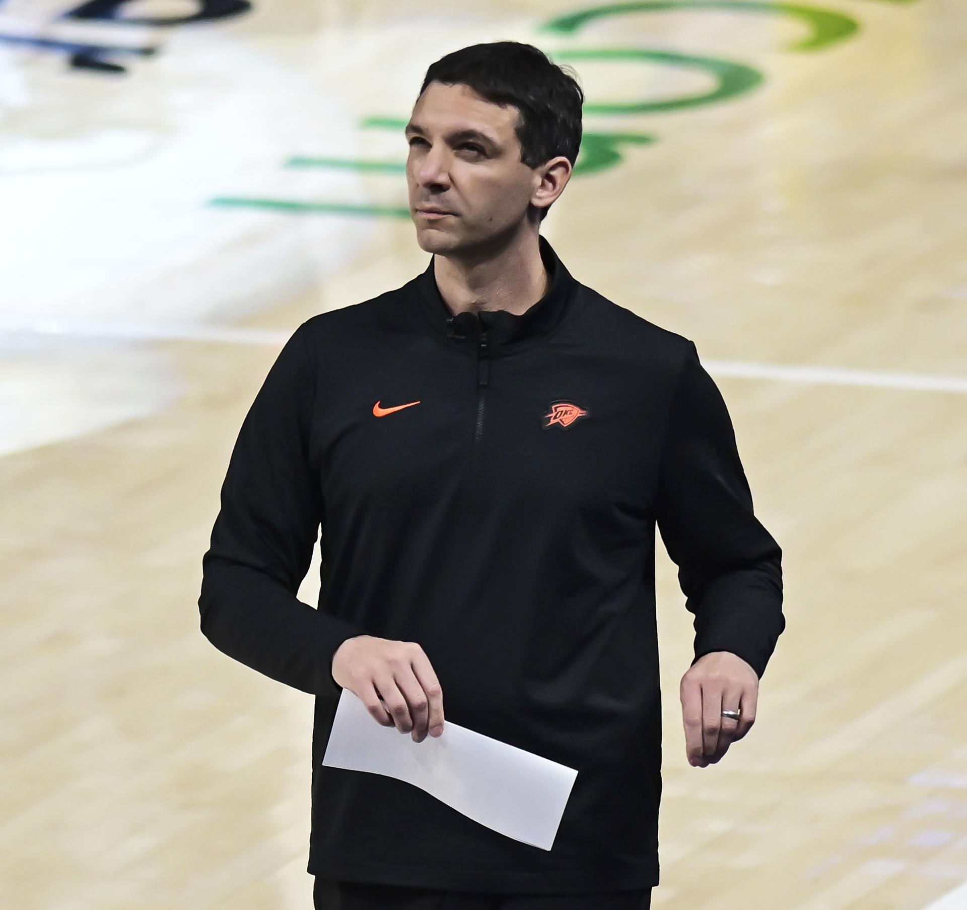 Mark Daigneault, entrenador de los Oklahoma City Thunder, se inclinó este lunes ante el memorable recital de Jalen Williams, que colocó a su equipo a un solo título del anillo de la NBA. EFE/EPA/MANUELA SOLDI