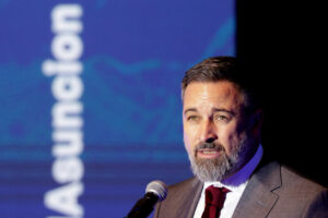 El presidente del partido español de extrema derecha Vox, Santiago Abascal, habla en la apertura del IV Foro Encuentro Regional de Foro Madrid este jueves, en Asunción (Paraguay). EFE/Juan Pablo Pino