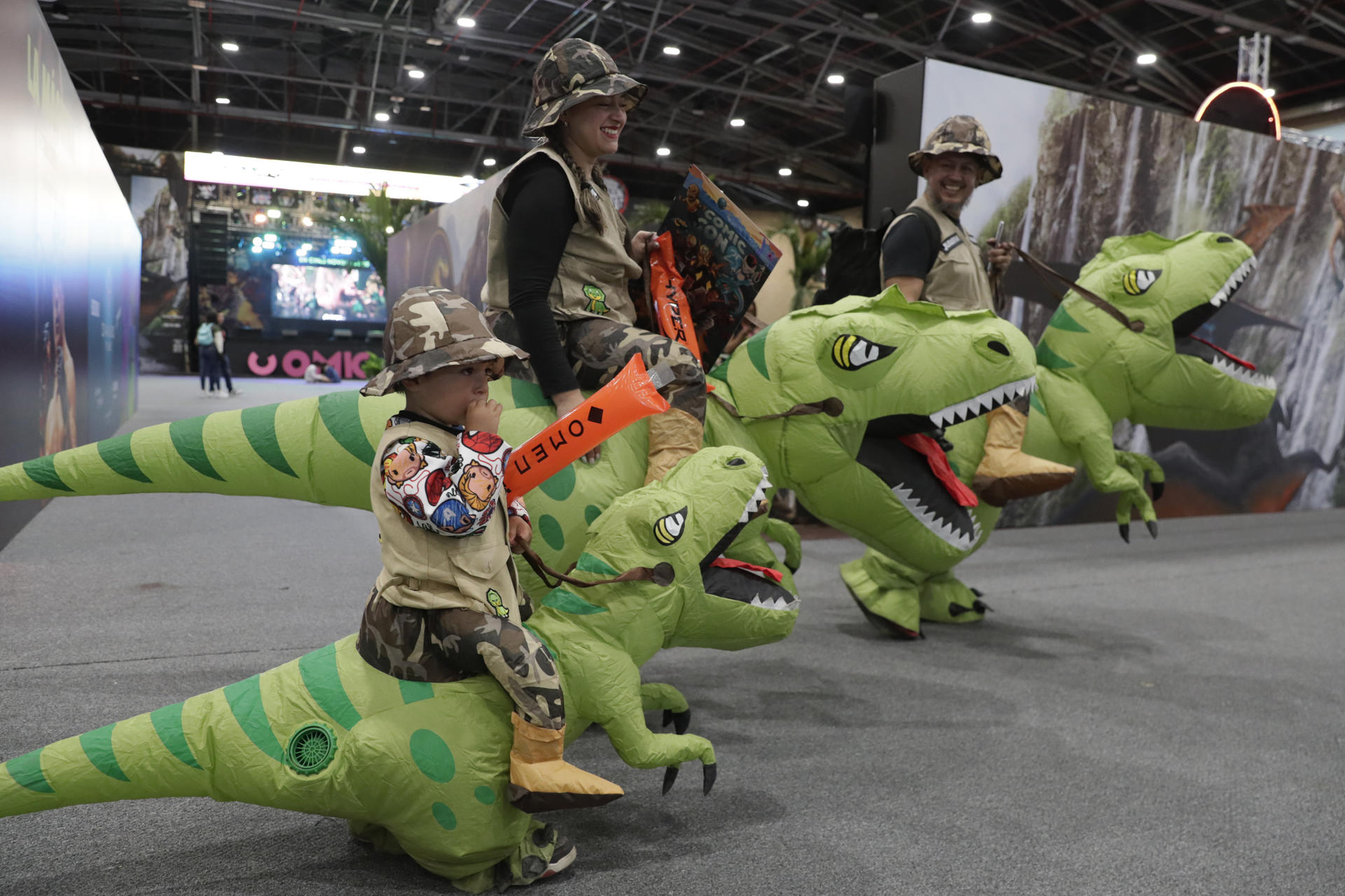 Personas asisten al primer día de 'Comic Con Colombia' este viernes, en Bogotá (Colombia). EFE/ Carlos Ortega